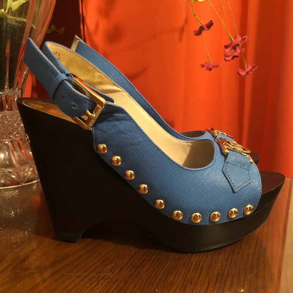 MICHAEL KORS wedges! A Gorgeous Periwinkle & Gold